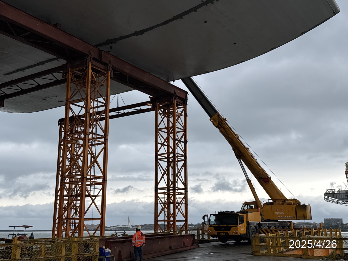 P100墩柱上下設備拆卸作業