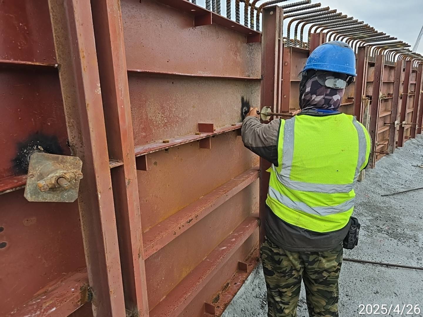 U5N場撐箱型梁隔梁模板組立