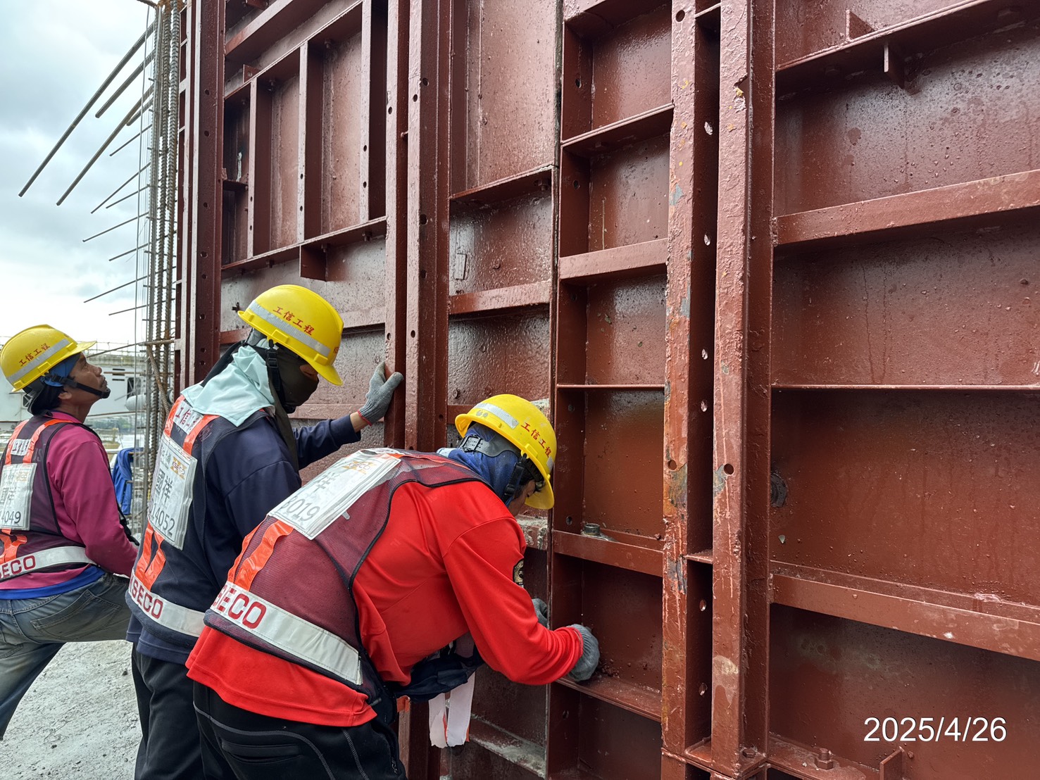 U4單元場撐（北側）腹板鋼模組立