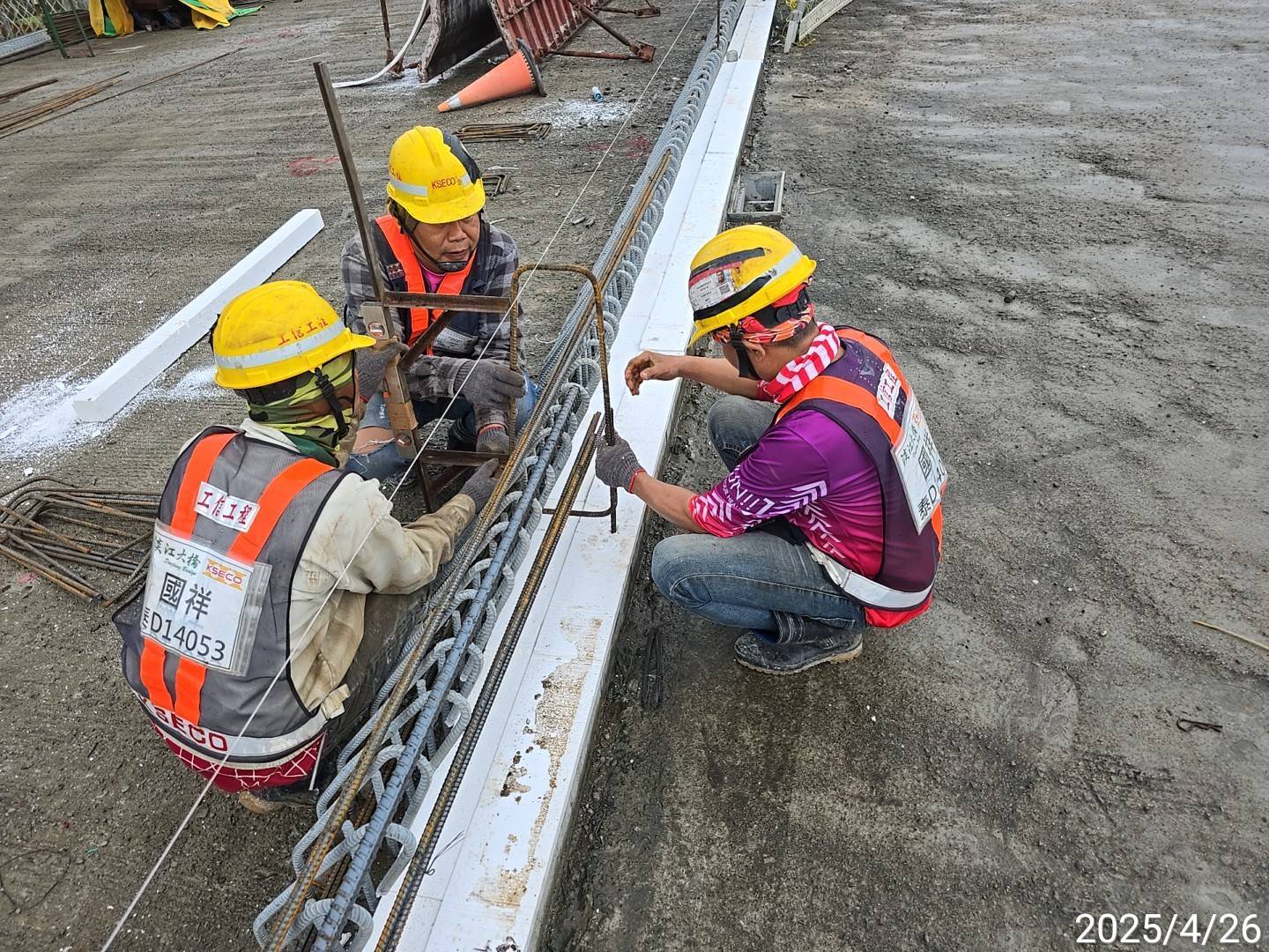 U7N混凝土護欄LT側鋼筋綁紮