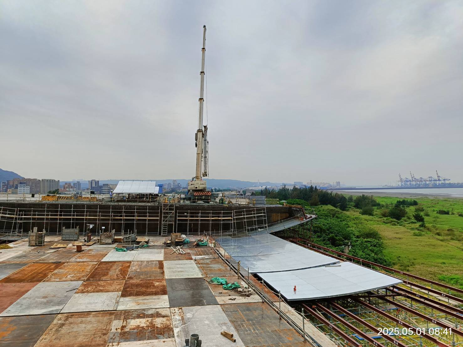 U4單元場撐第2階段外翼板進料及組裝