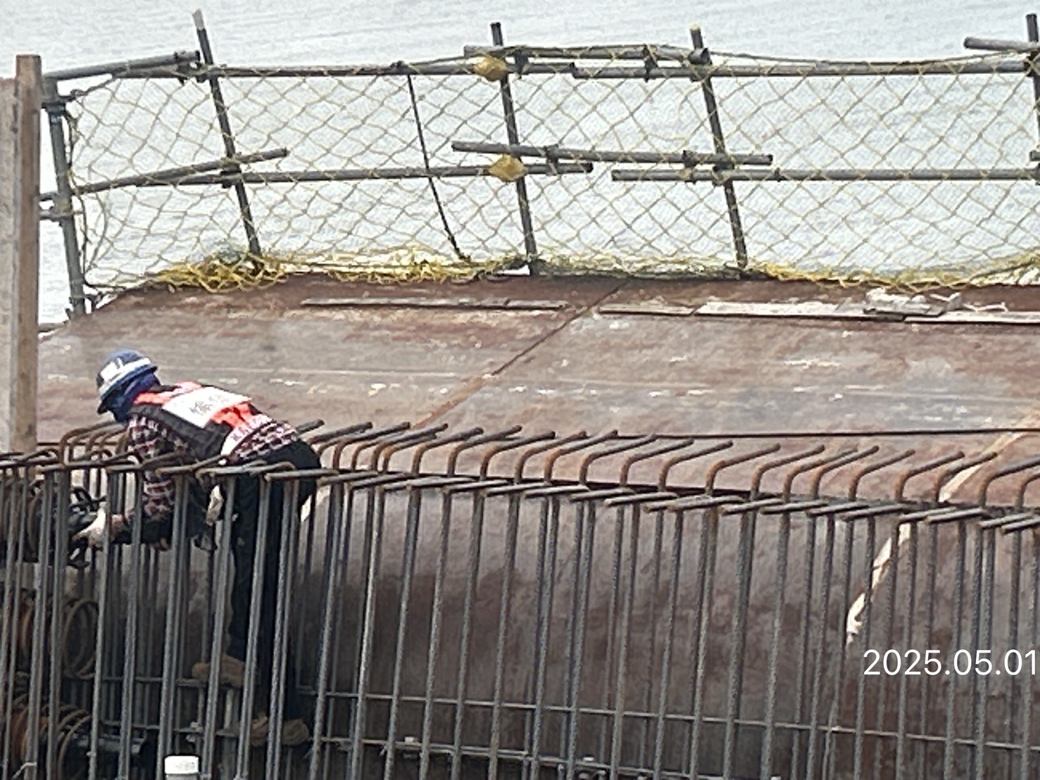 ML2B-2場撐箱型梁底腹版鋼筋綁紮