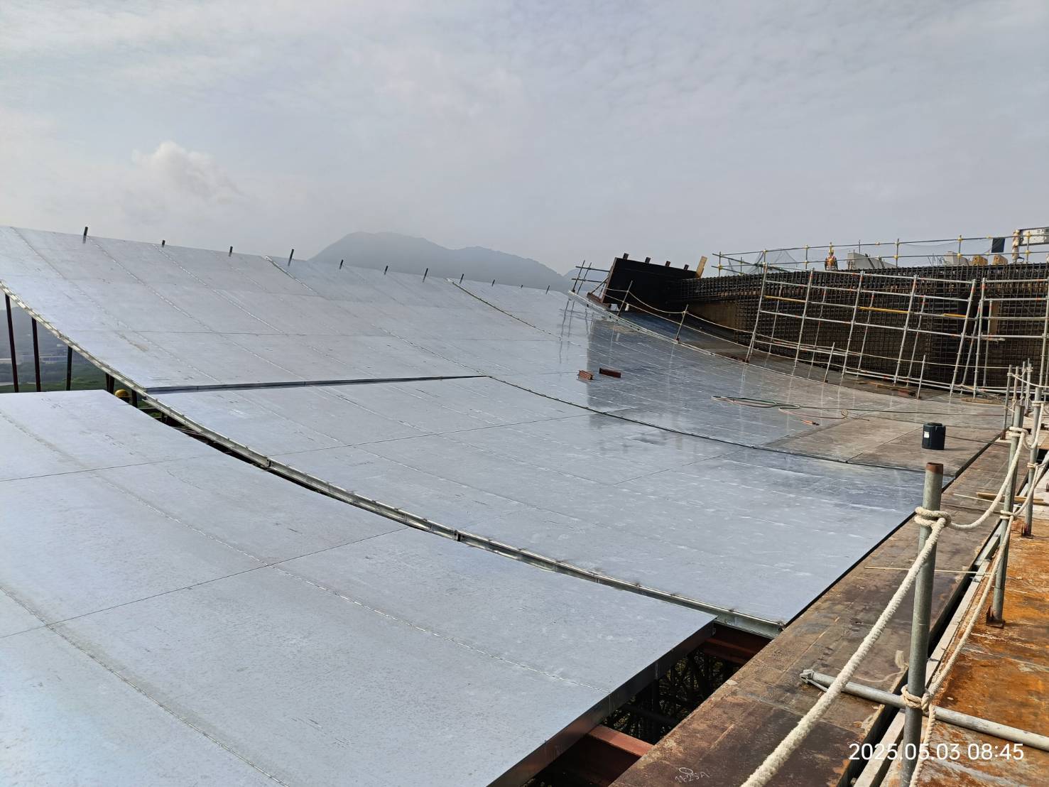 U4單元場撐第2階段外翼板進料及組裝