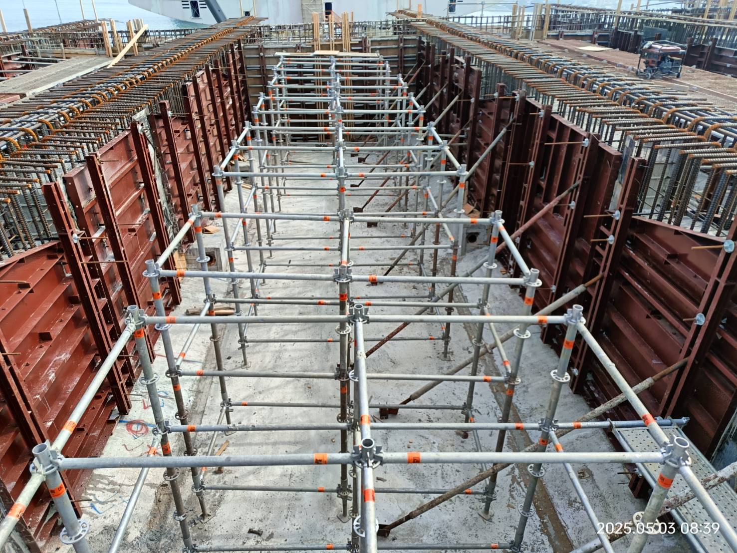 U5N場撐箱型梁隔梁及腹板模板組立