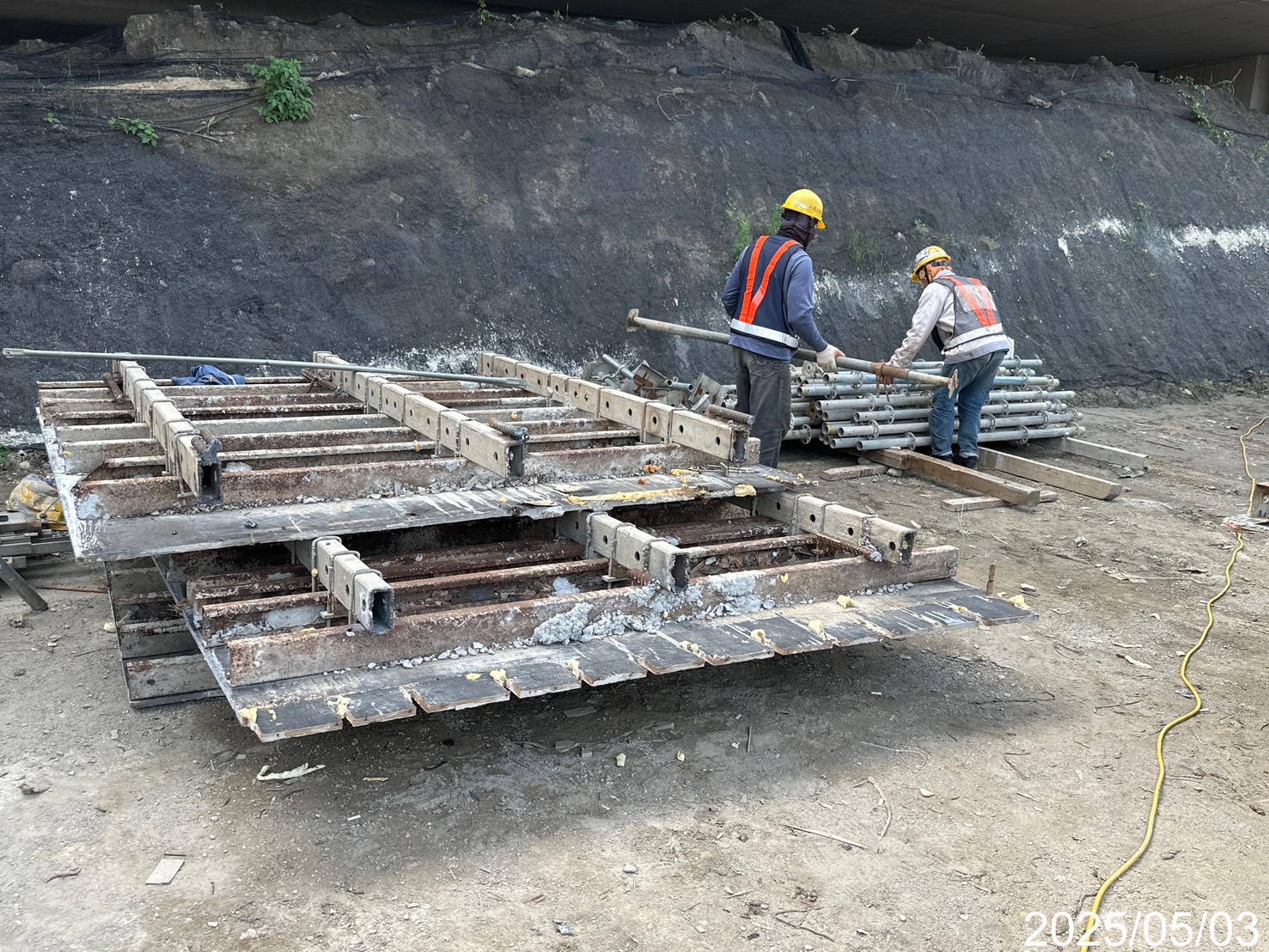 淡水端L06檔土牆牆身第2昇層組模