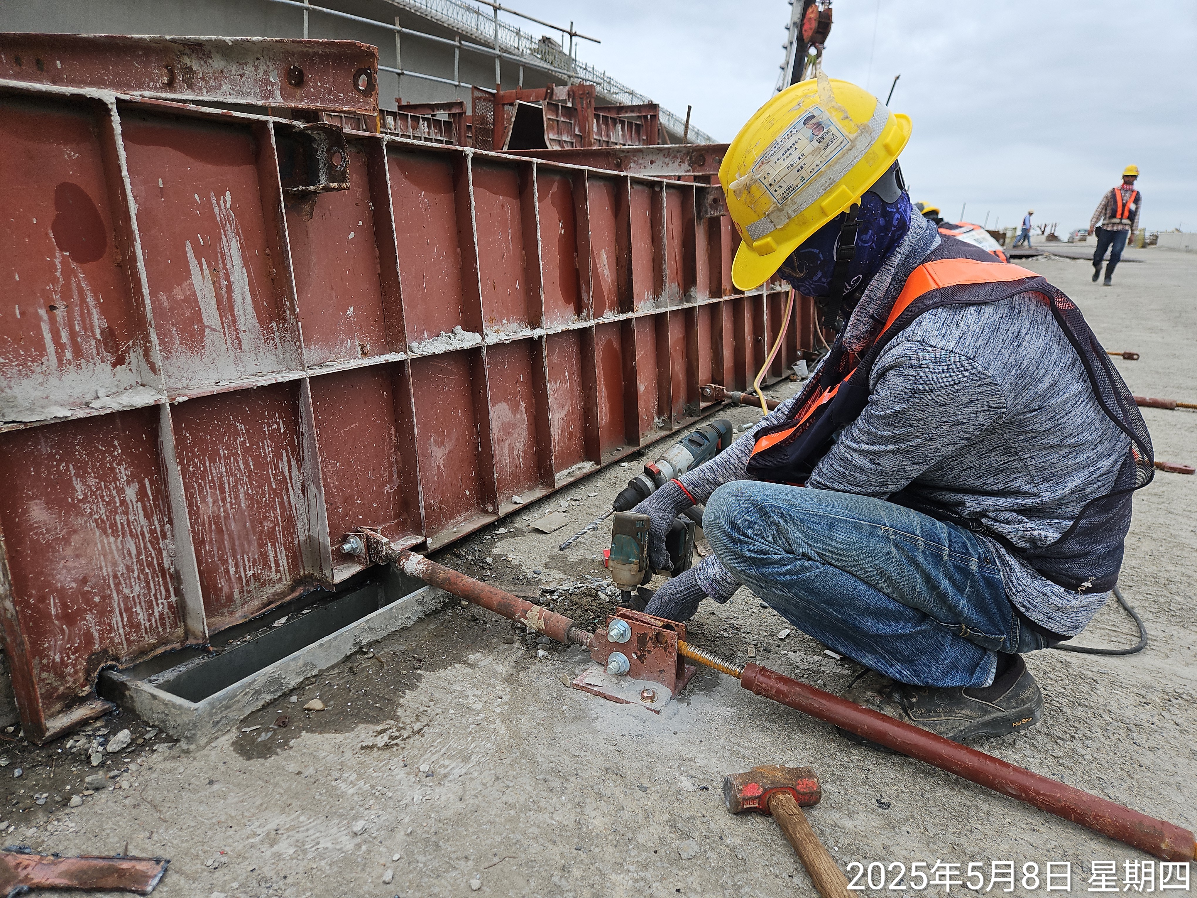 U7N-LT側混凝土護欄鋼模組立