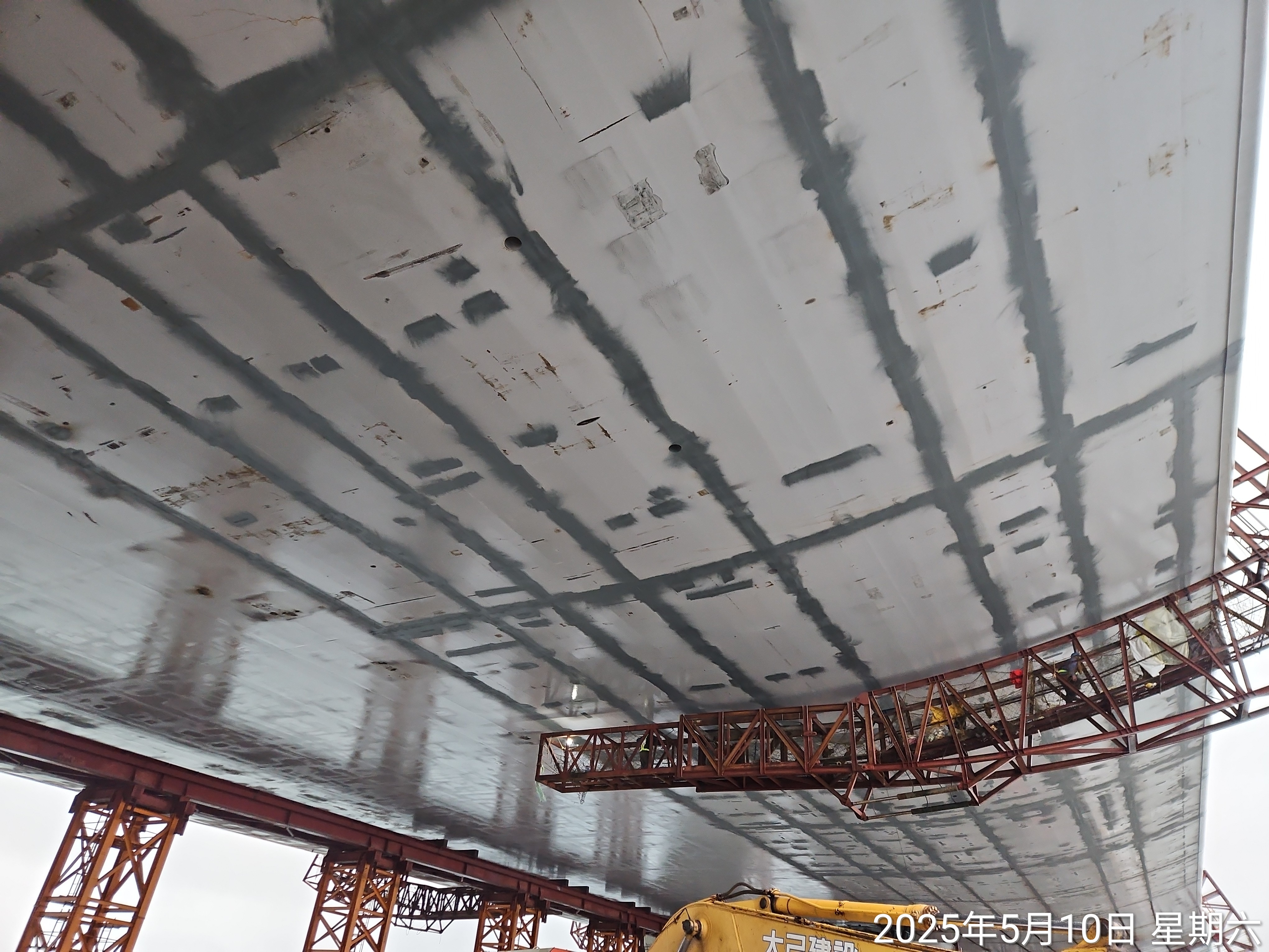 八里側懸臂吊裝工作車推進作業