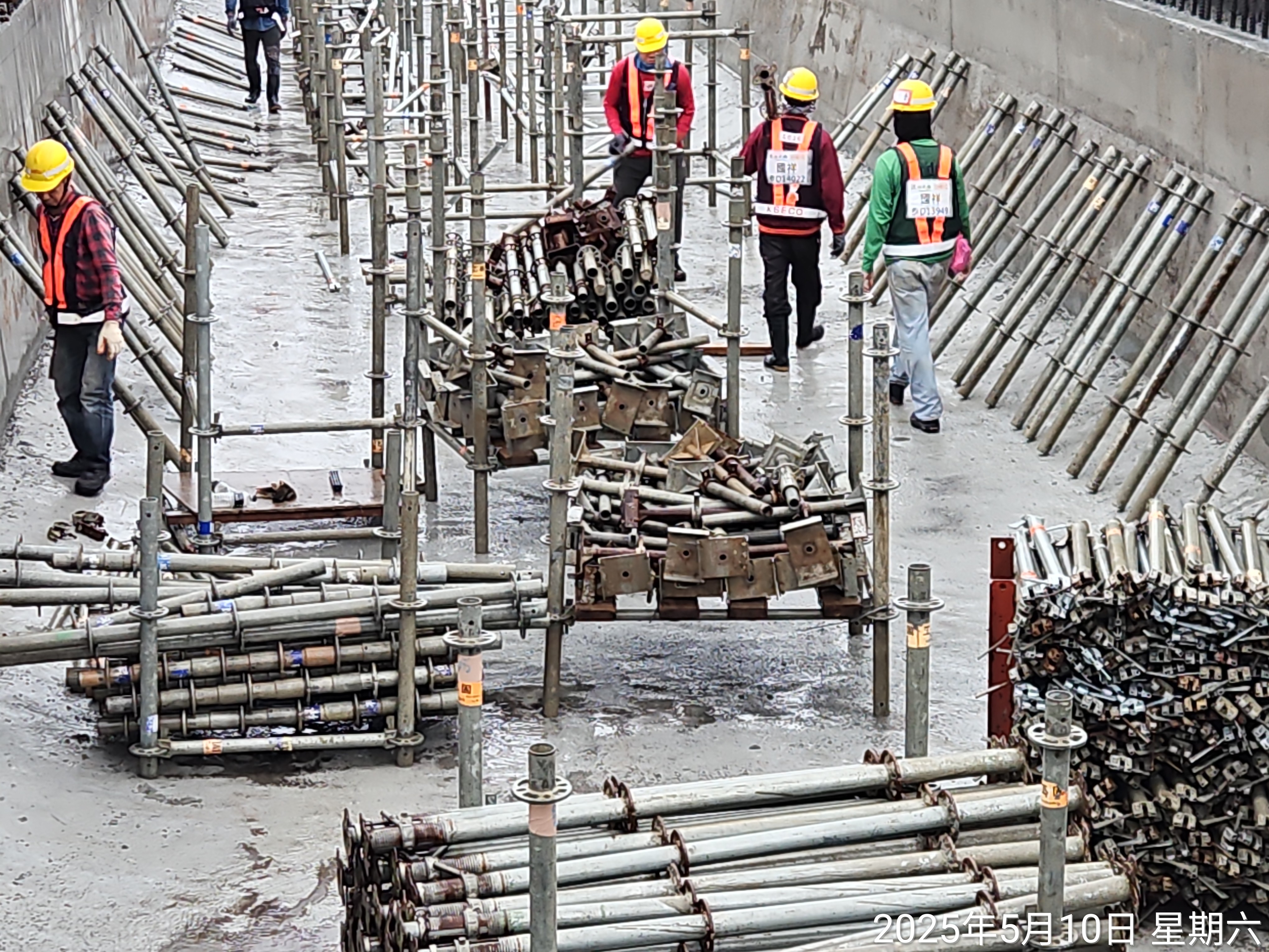 U5N場撐箱型梁頂版支撐架組立