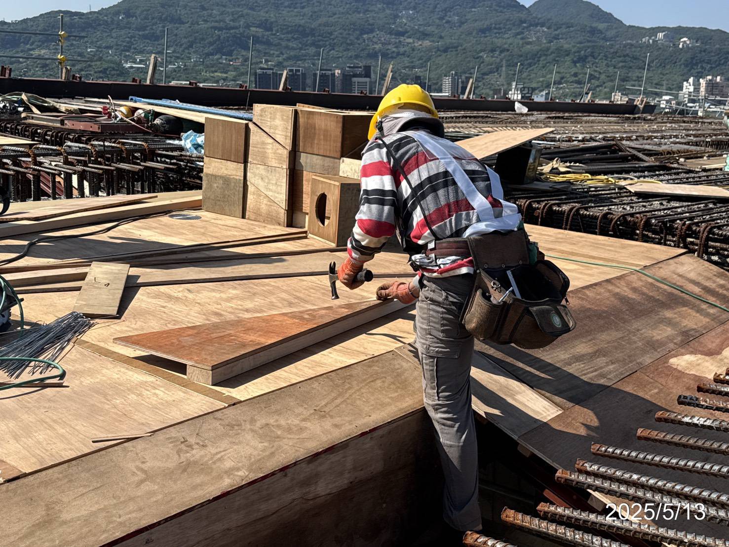 U4單元場撐頂版模板組立。