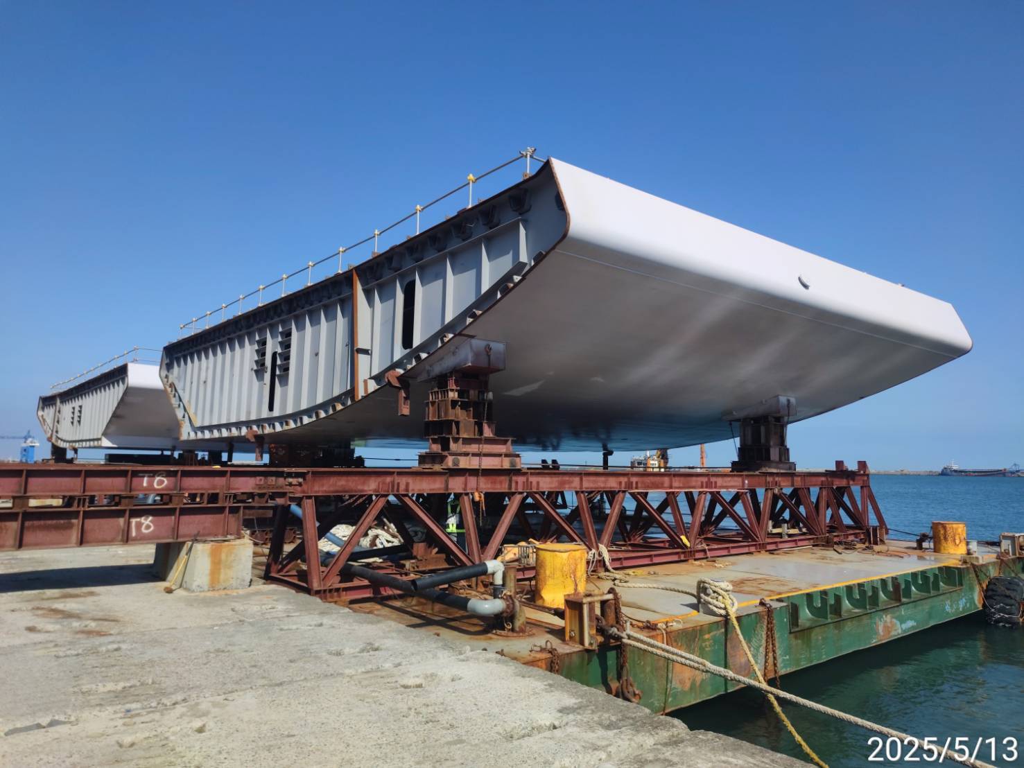 碼頭區14B節塊推移至駁船