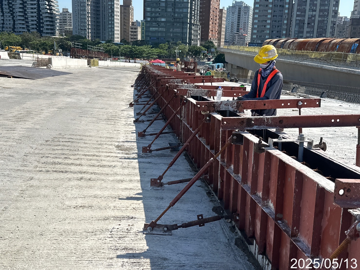 .U6N混凝土護欄鋼模組立