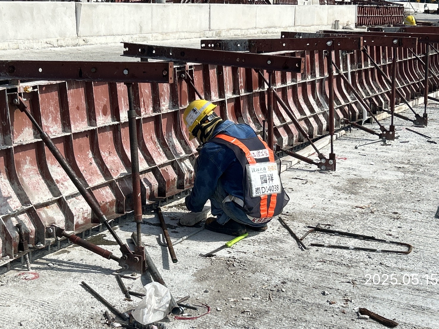 淡水端U6S混凝土護欄鋼模組立