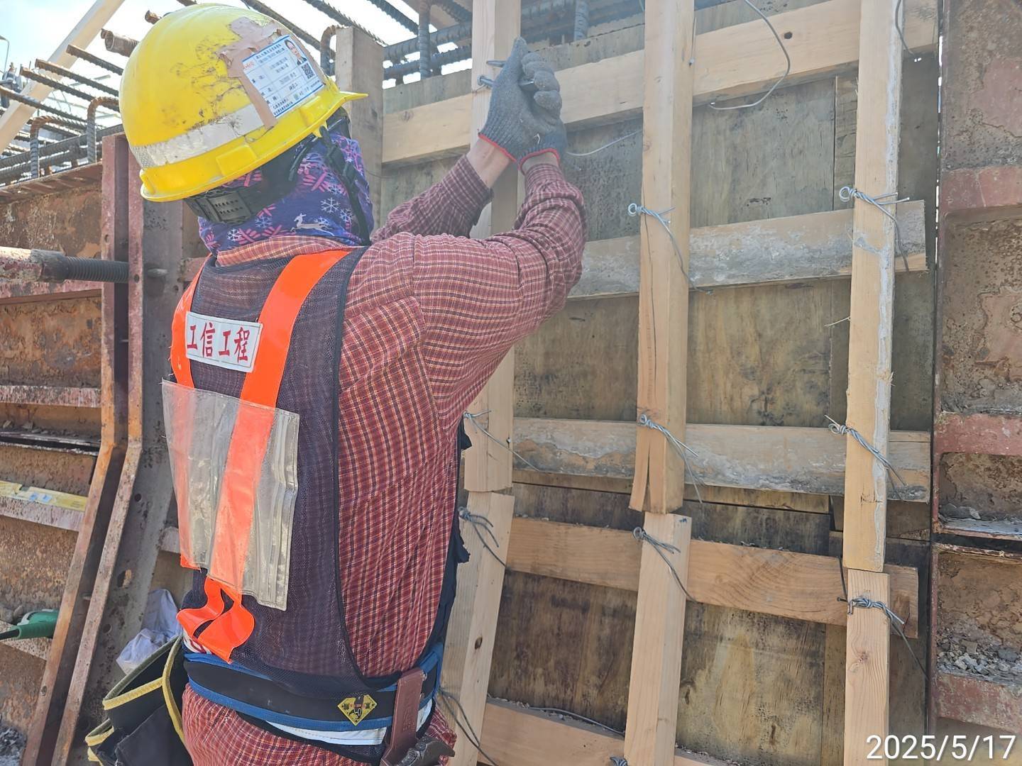 ML2B-2場撐箱型梁底腹版模板組立