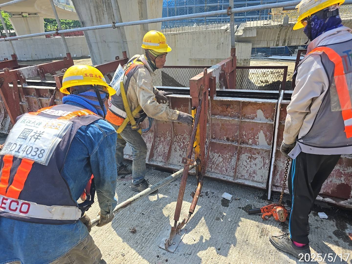 U7N混凝土護欄鋼模組立