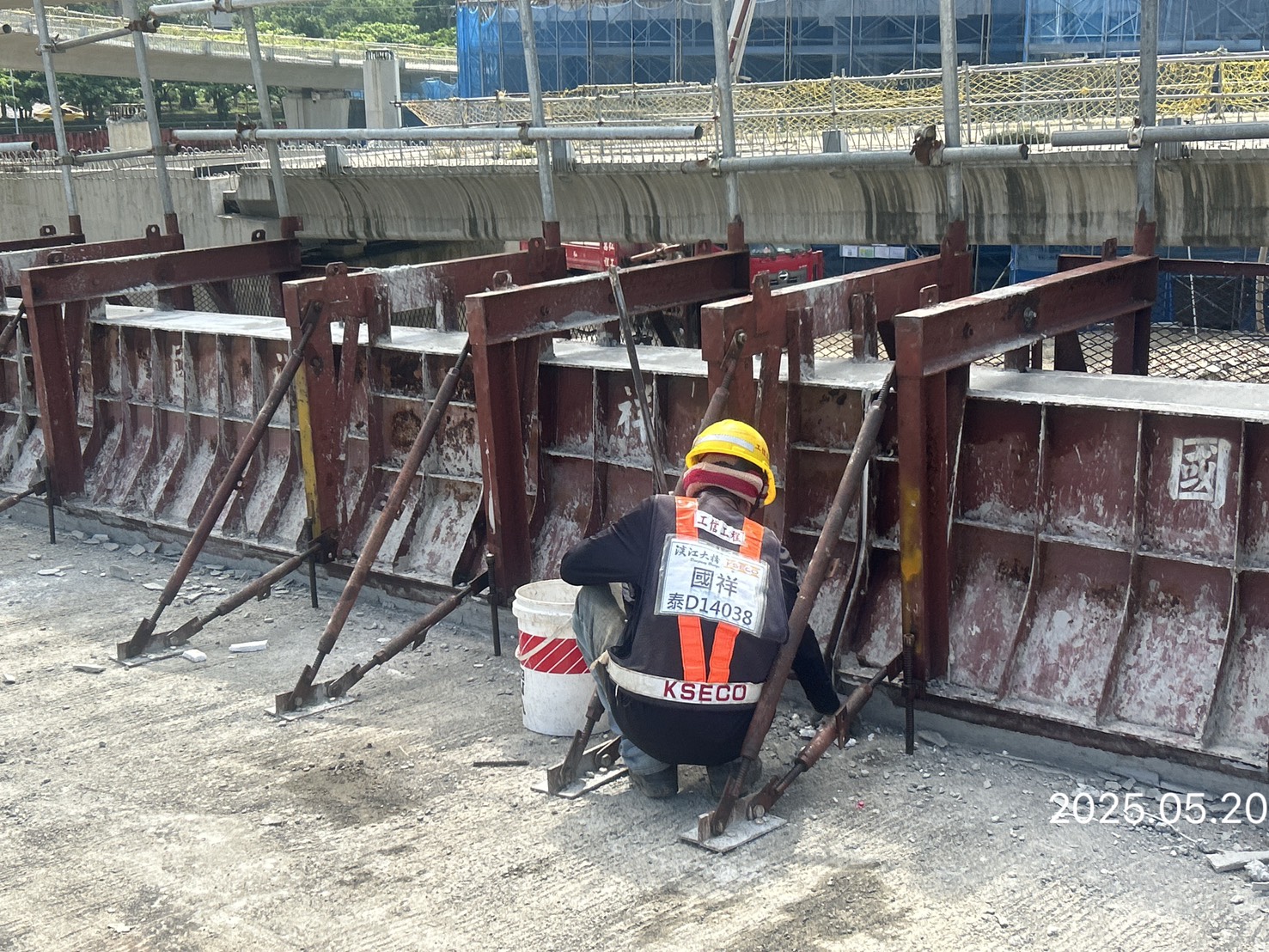 U6S-RT側混凝土護欄模板拆除