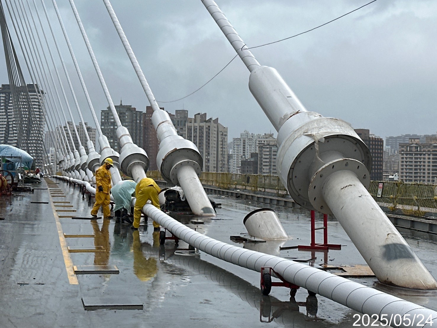 B14斜拉鋼索HDPE管吊裝