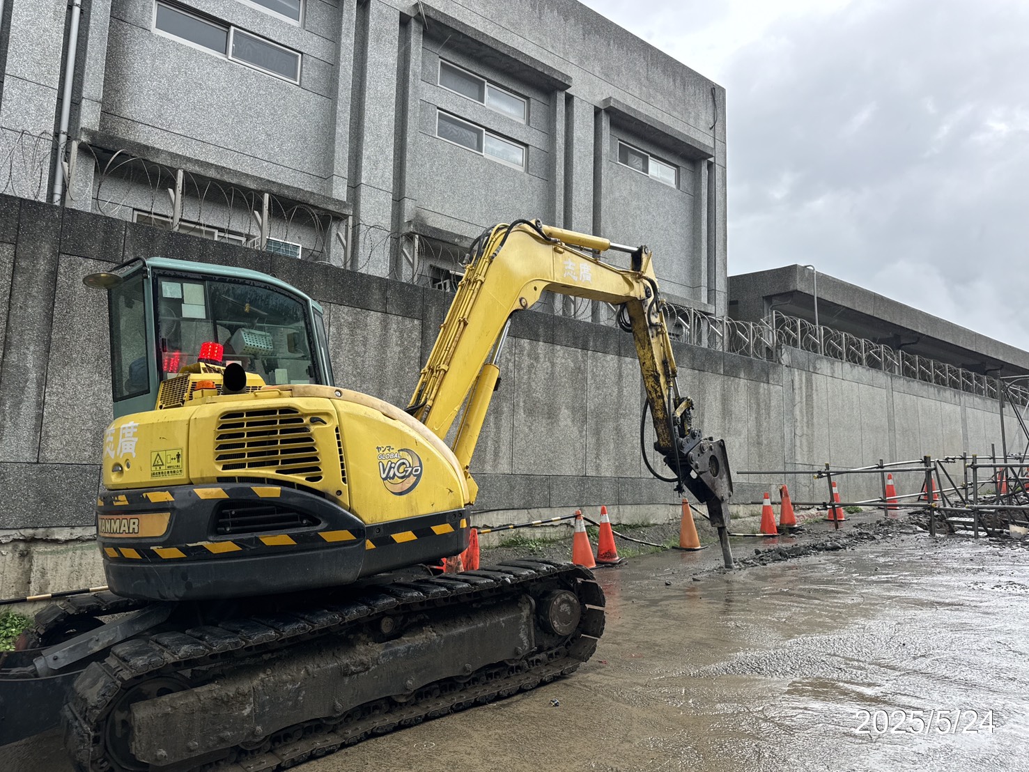 RL1-W2-4施工便道混凝土面敲除