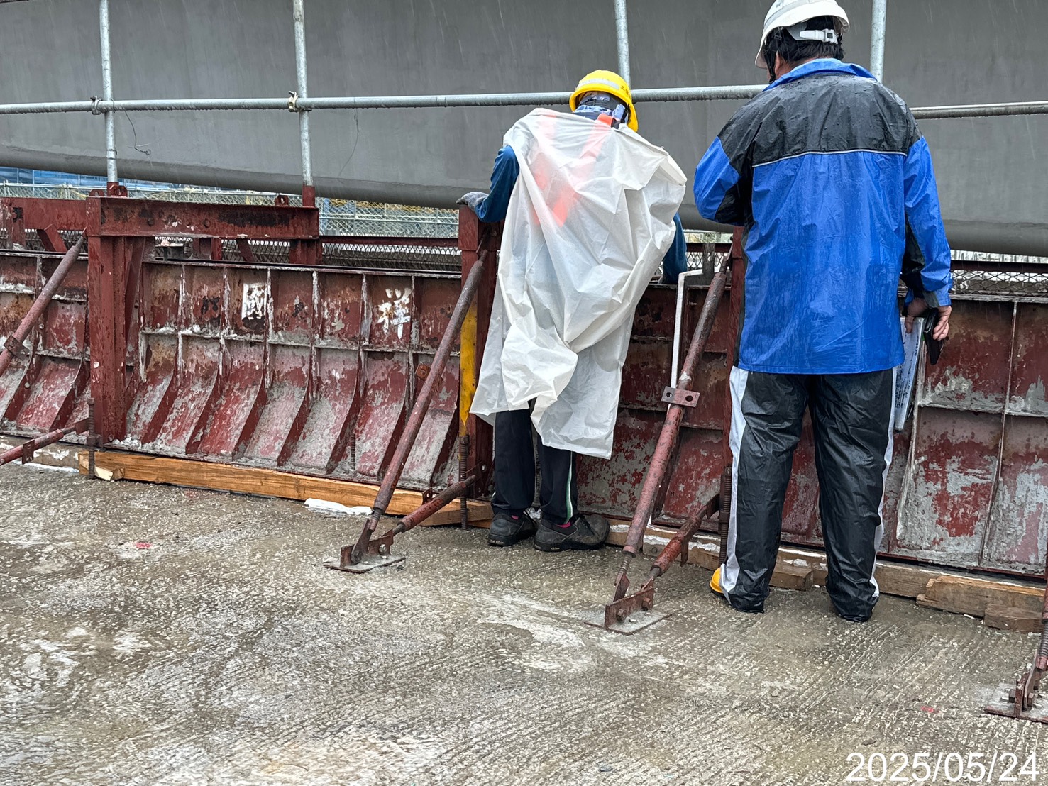 淡水端U7N混凝土護欄混凝土澆置