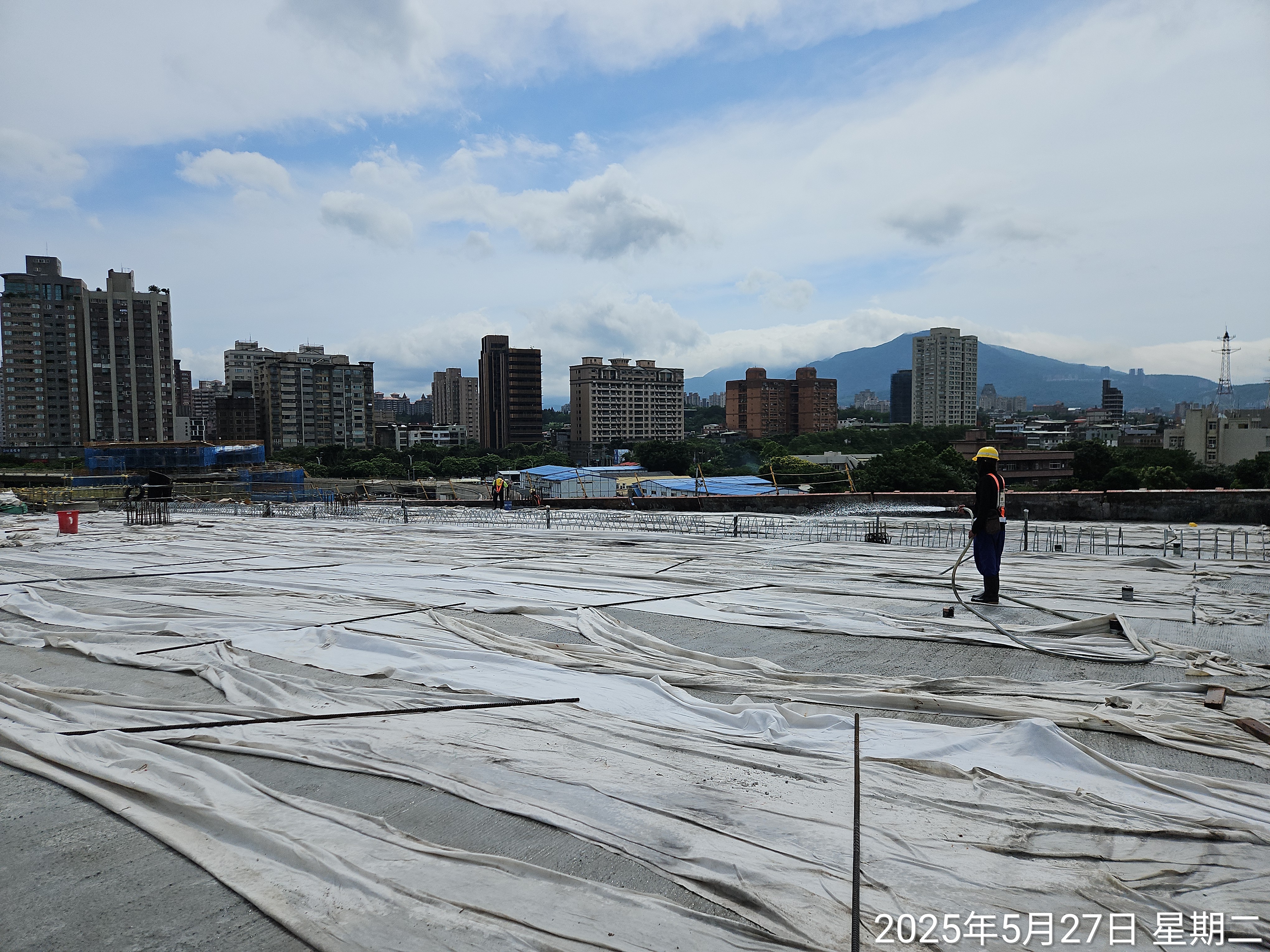 U5N場撐箱型梁頂版模板拆除