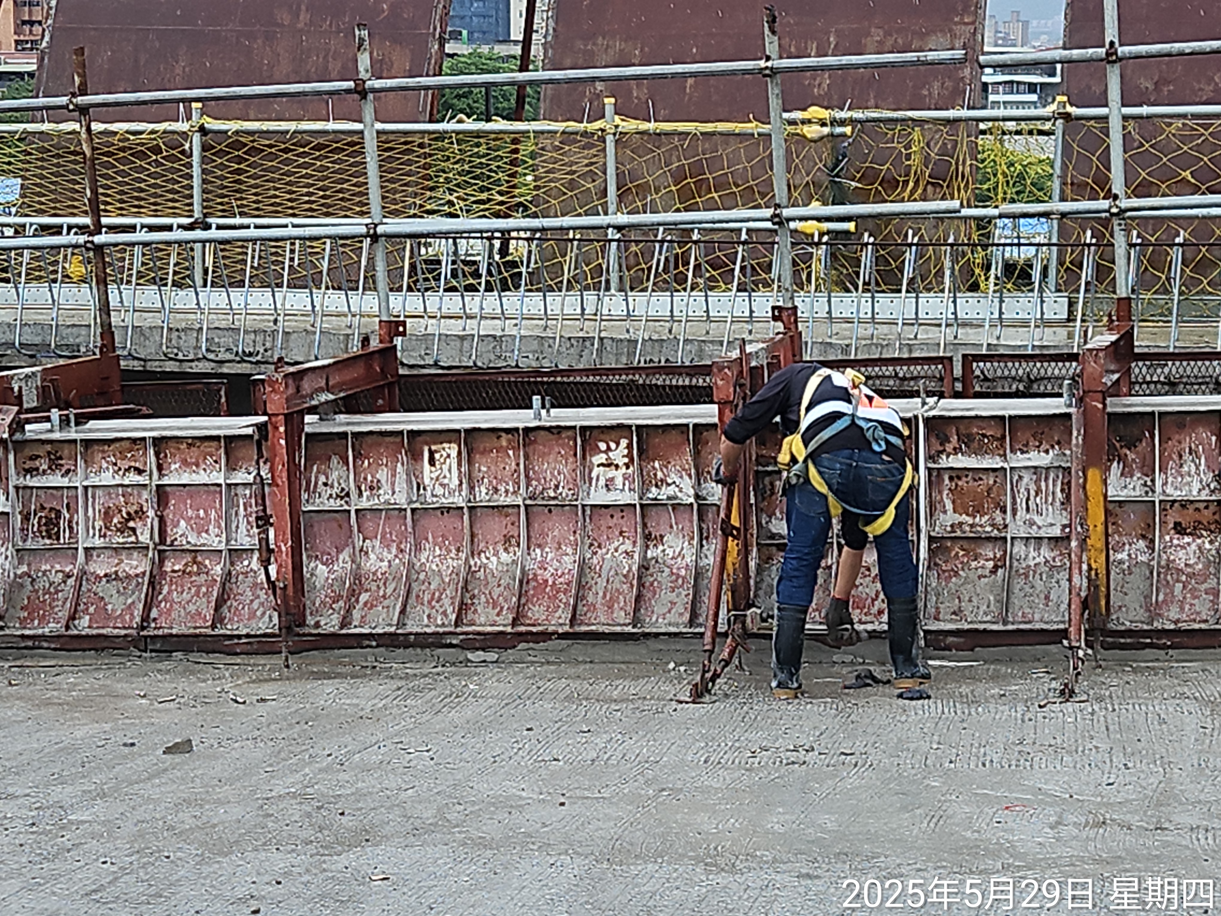 U6N-RT混凝土護欄模板拆除整理
