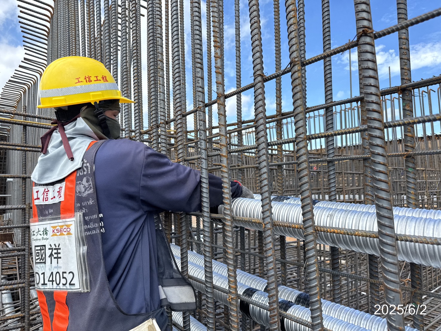 U4單元場撐第2階段預力套管安裝