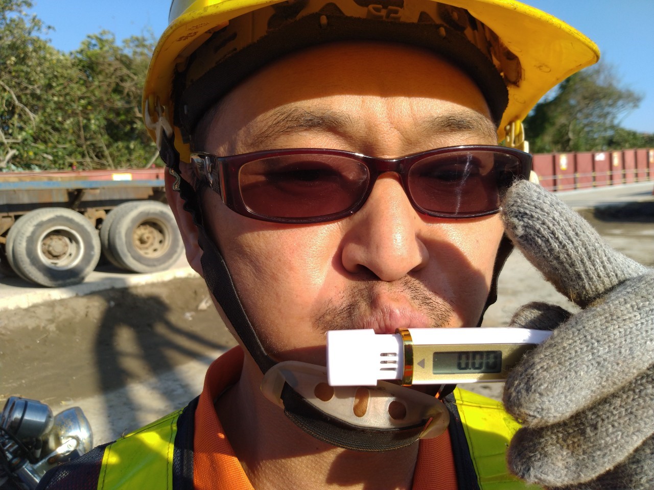 八里端工區施工人員上班前進行洒測