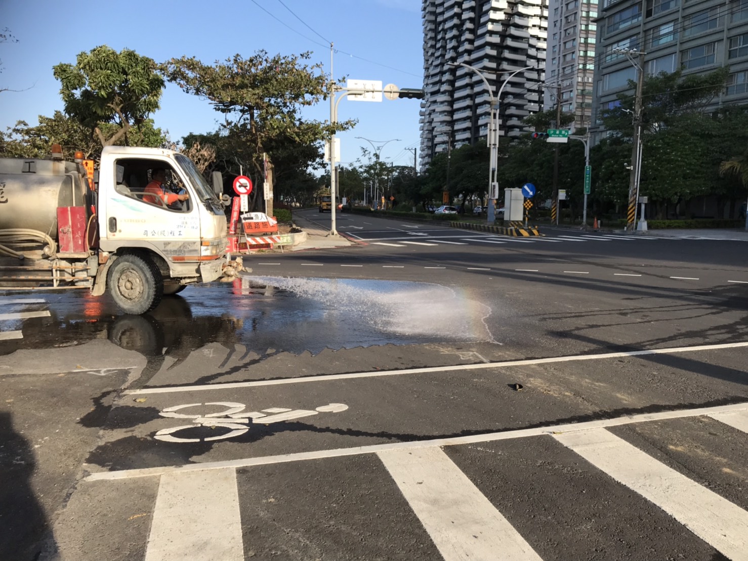 淡水端工區外道路不定時進行灑水作業