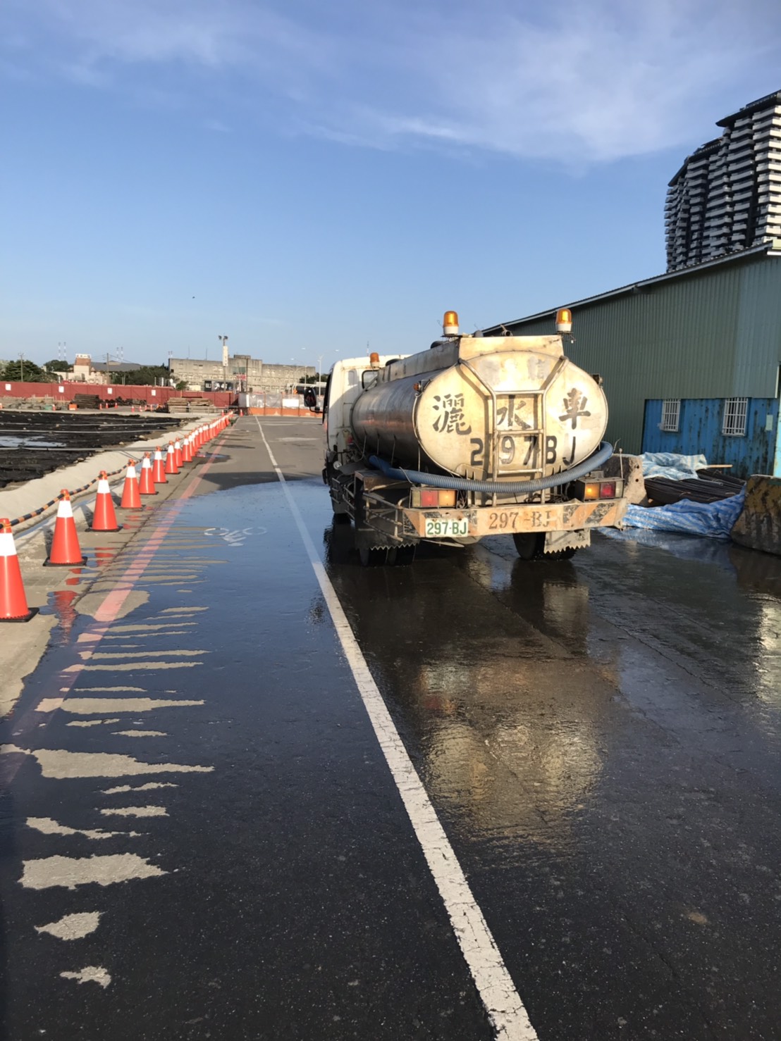 淡水端工區外道路不定時進行灑水作業