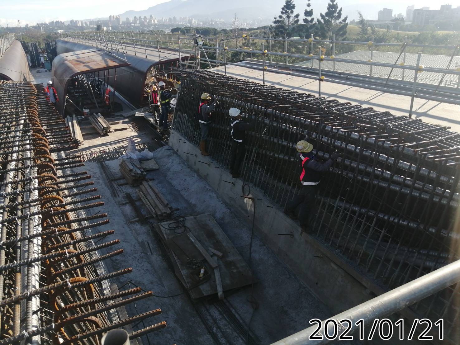 八里端U1N-1場撐段底，腹板養護，頂板鋼筋綁紮