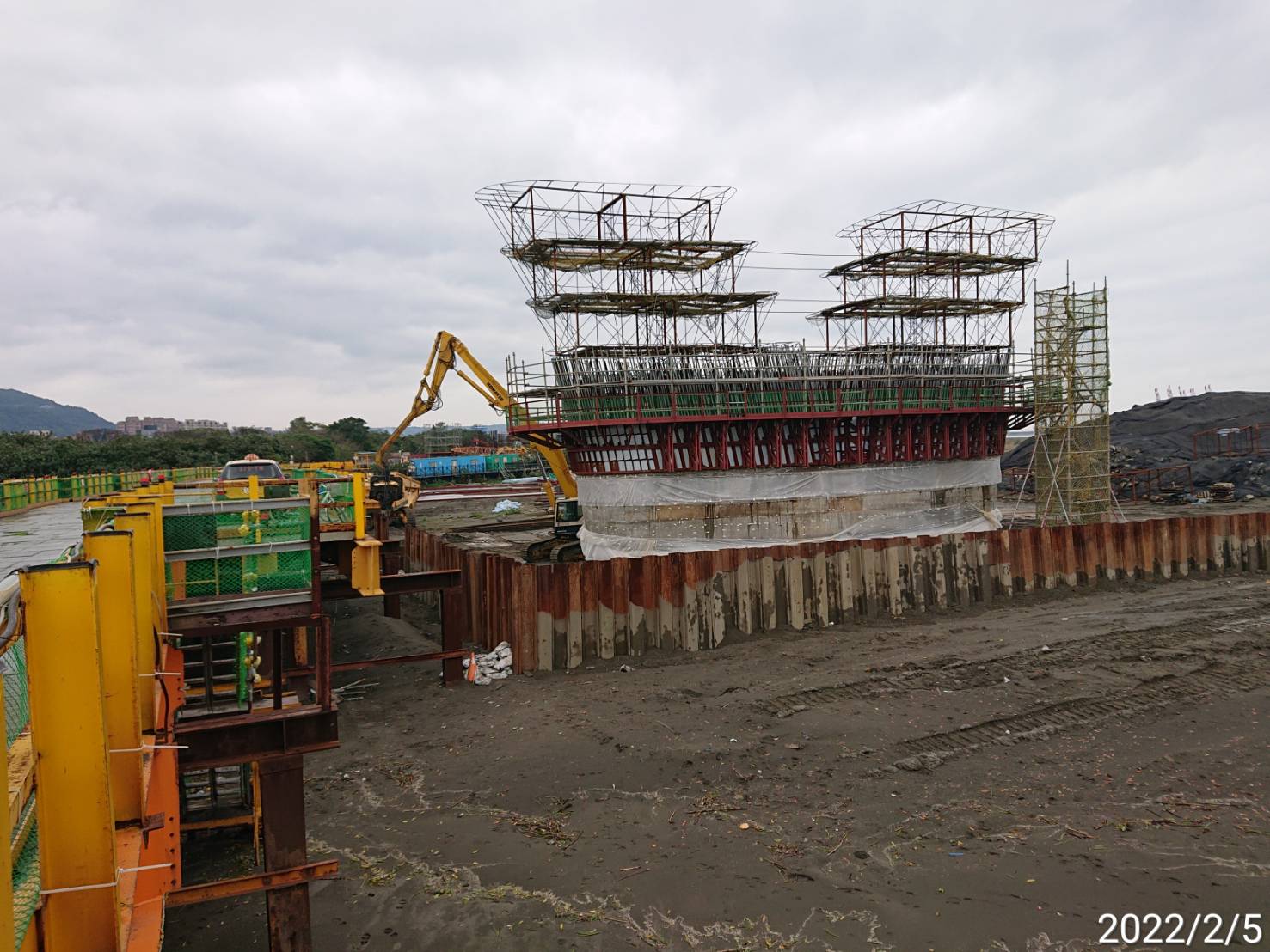河中段橋墩基礎鋼板樁拔除作業.