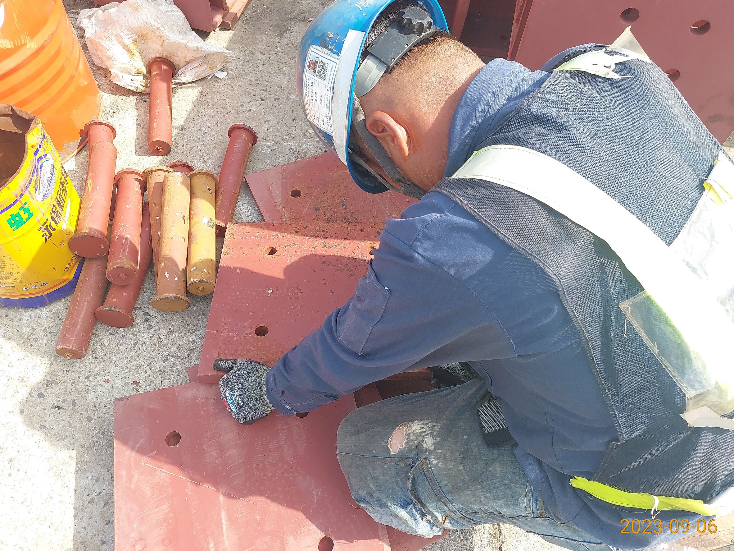 淡水邊跨場撐鋼橋推進構台施作
