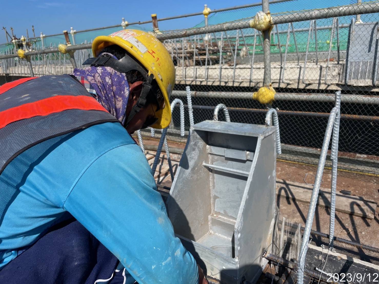 RR2-4場撐段洩水孔安裝