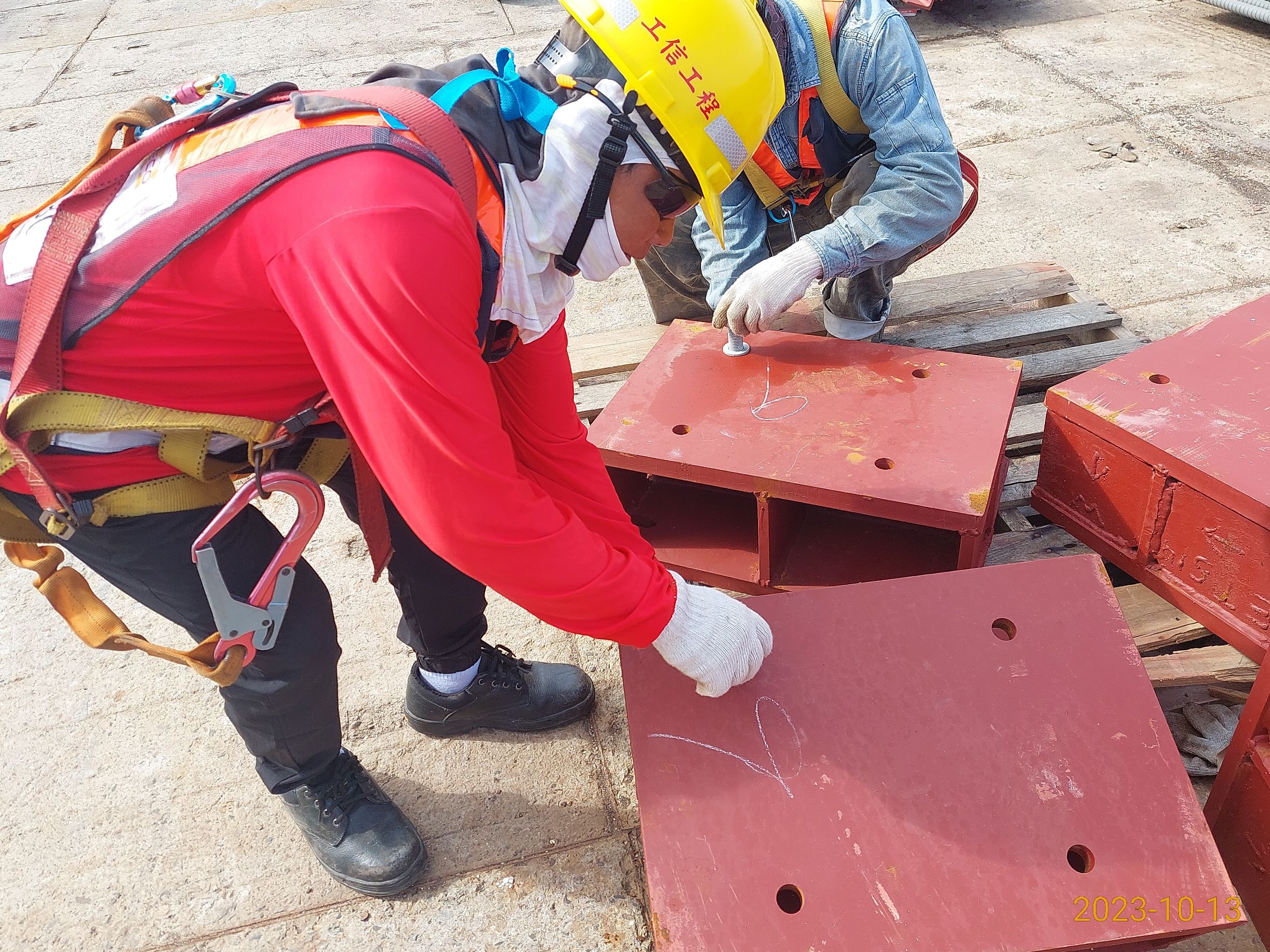 主橋淡水邊跨場撐鋼橋推進構台軌道梁安裝作業