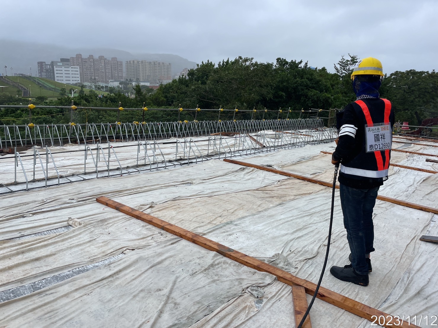 RR2-2場撐段頂版混凝土養護
