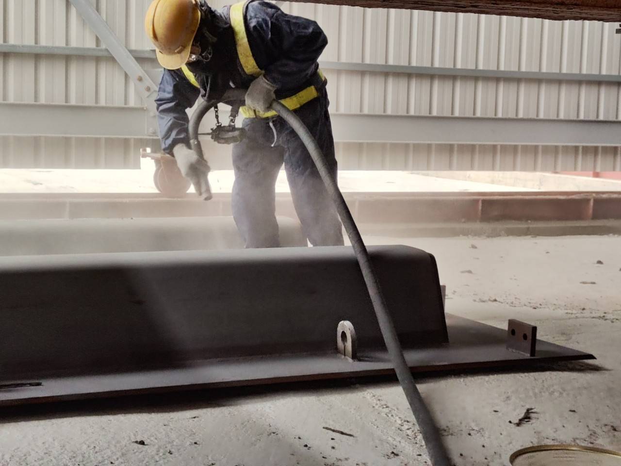台北港塗裝區1B鈑片噴砂塗裝作業
